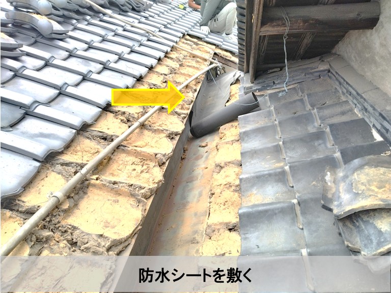 高石市　防水シートを敷く